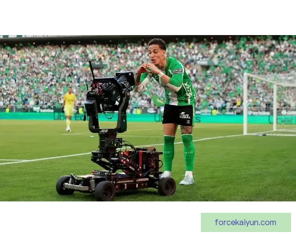 安东尼本赛季在英超表现稳健,进攻端持续提升 安东尼本赛季在英超表现稳健,进攻端持续提升